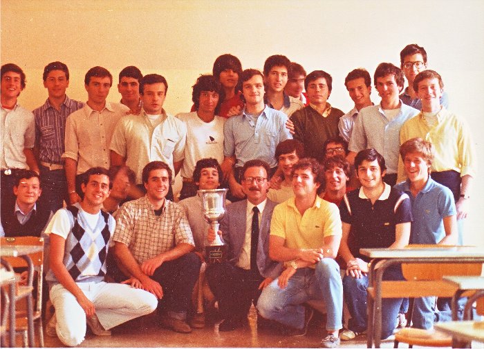 Gege' Severi che posa con la classe e la coppa di un qualche torneo di calcio!